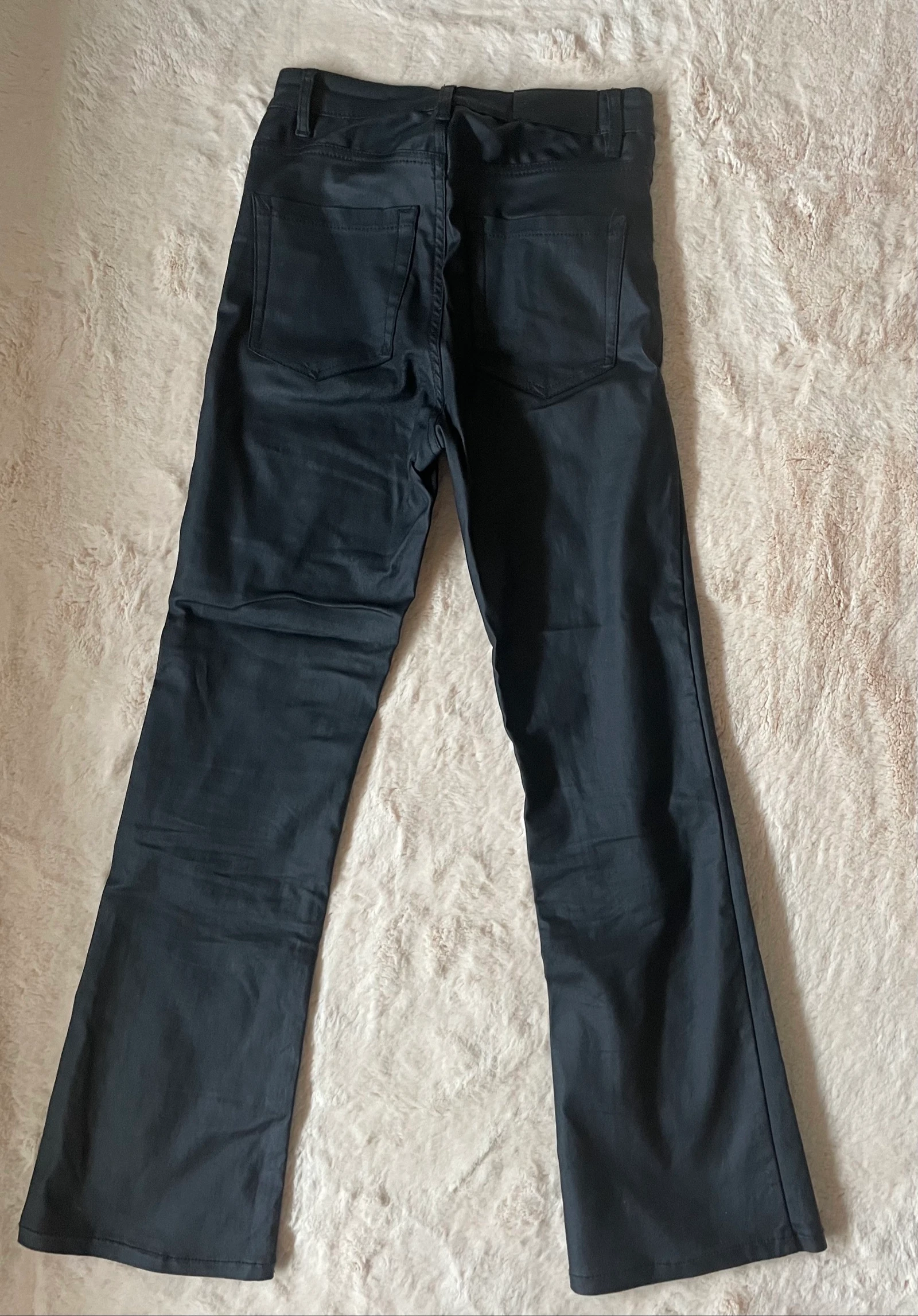 Zwarte Bershka kunstleren flare cropped broek – photo 3